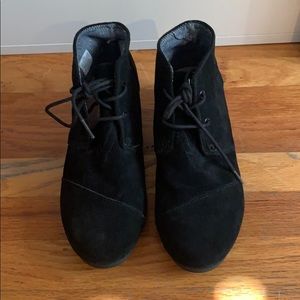 NEVER WORN Toms black suede wedges sz y5 or w6.5